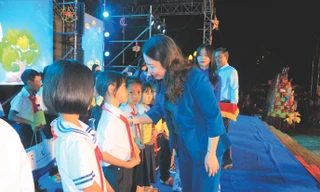 Phó Chủ tịch nước Võ Thị Ánh Xuân tặng quà Trung thu cho các em nhỏ