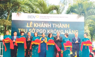Lãnh đạo UBND huyện Krông Năng cùng các đại biểu cắt băng khánh thành trụ sở PGD BIDV Krông Năng