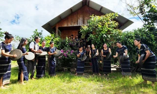 Nghệ nhân K’Bes và đội chiêng nữ ở Lâm Hà. Ảnh: Chế Phương Nam