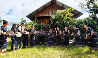 Nghệ nhân K’Bes và đội chiêng nữ ở Lâm Hà. Ảnh: Chế Phương Nam