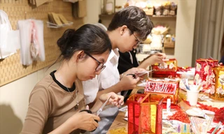 Nhiều người trẻ trải nghiệm không khí Trung thu truyền thống qua những buổi workshop làm đèn lồng, làm bánh… Ảnh: Giang Thanh