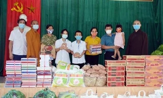 Ðại Ðức Thích Thiền Tuệ - Trụ trì chùa Vĩnh Phúc trao quà tại Làng trẻ em SOS Vinh