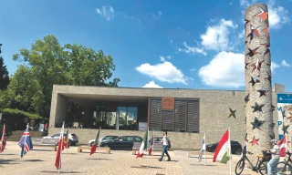 Cờ của các nước trong Khối Schengen trước cửa Bảo tàng châu Âu ở Schengen