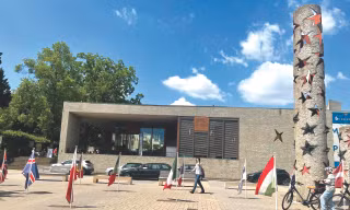 Cờ của các nước trong Khối Schengen trước cửa Bảo tàng châu Âu ở Schengen