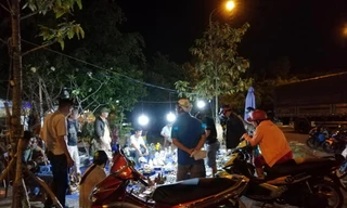 Chợ đồ cổ, giả cổ tấp nập trong đêm