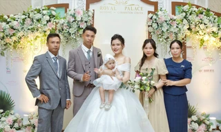 Lê Thành và Tường Vy hạnh phúc trong ngày cưới với sự “chung vui” của cô con gái đầu lòng. Ảnh: NVCC