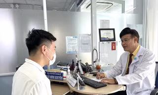 BS CKII Trần Minh Khuyên tư vấn tâm lý cho một em học sinh