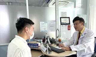 BS CKII Trần Minh Khuyên tư vấn tâm lý cho một em học sinh