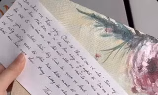 Lọ Lem từng khoe quà tặng mẹ ngày 8/3: Một bức tranh hoa mẫu đơn do cô tự vẽ cùng bức thư viết tay. Món quà giản dị này nhận được nhiều bình luận tích cực từ cộng đồng mạng