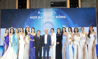 Ban Tổ chức cuộc thi chụp ảnh cùng các Hoa hậu, Á hậu và nhà tài trợ Kim cương Casper Việt Nam Ảnh: Ngô Tùng