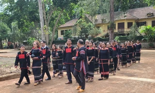 Đoàn rước rể di chuyển về nhà gái