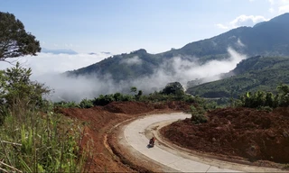 Đường lên đỉnh Sa Mù nơi có độ cao 1.400 so với mực nước biển