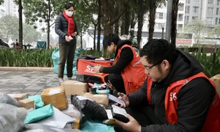 Áp Tết shipper mỗi ngày tại Hà Nội giao hàng trăm đơn hàng cho khách. Ảnh: Thành Đạt