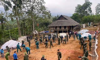 Hàng xóm láng giềng và các lực lượng chức năng giúp anh Bùi Văn Rơi đào móng xây nhà mới