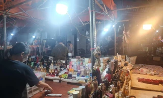 Hàng giả, hàng nhái bày bán la liệt tại chợ đêm