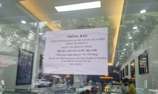 Cửa hàng vàng của Cty SJC dán thông báo hình thức bán vàng trực tuyến thay vì người dân xếp hàng mua vàng như trước. Ảnh: Ngọc Mai