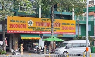 Lực lượng chức năng kiểm tra văn phòng xe hợp đồng Thành Bưởi ở TPHCM chiều 26/10, sau tai nạn làm 5 người chết. Ảnh: Hữu Huy