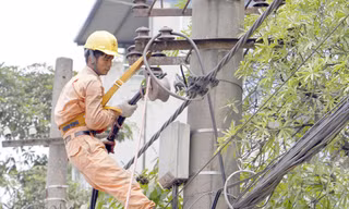 Tại EVN, có đơn vị thành viên, lương của người lao động cao hơn lương người quản lý. Ảnh minh họa: Như Ý