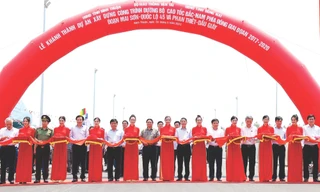 Thủ tướng Phạm Minh Chính cắt băng khánh thành cao tốc Dầu Giây - Phan Thiết ngày 29/4. Ảnh: T.Vũ