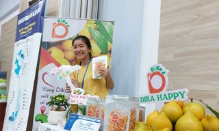 Chị Ðỗ Thị Xuân Diệu đưa sản phẩm chế biến từ quả lêkima thi khởi nghiệp tại TPHCM hồi tháng 10/2022