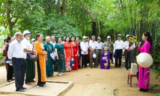 Du khách nghe thuyết minh tại Khu di tích Kim Liên