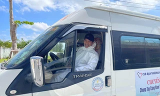 Thầy Lê Huy Phương - Hiệu trưởng Trường TPDT bán trú Tiểu học Trà Tập và những chuyến xe tình nguyện chở F0 đi điều trị