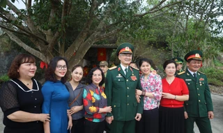 Trưa 21/2, Trung tướng Nguyễn Như Hoạt trò chuyện với người dân địa phương tại Đồng Đăng. Ảnh: Duy Chiến