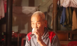 Với người lạ bên ngoài, người già ở bản Rỏn kể câu chuyện khác về hòn đá đĩ để không phát hiện ra hòn đá này, tránh ảnh hưởng phụ nữ trong bản