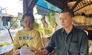 Vợ chồng bà Dương trao đổi với phóng viên Tiền Phong về việc bị mất gần 47 tỷ đồng tiền gửi tại Phòng giao dịch Sacombank TP. Cam Ranh. Ảnh: L.H