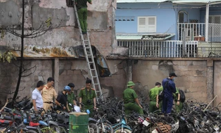 Công an điều tra vụ cháy. Ảnh: Ngô Bình