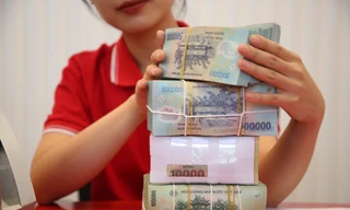 Tiền gửi vào ngân hàng, “nằm chờ” tại công ty chứng khoán liên tục gia tăng. Ảnh: Như Ý