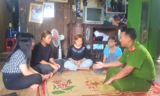 Cán bộ công an động viên ba cô gái 