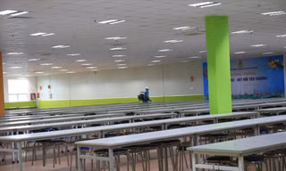 Cơ quan chức năng tỉnh Bắc Giang phun khử khuẩn ở Công ty TNHH Shinyoung Việt Nam trong KCN Vân Trung