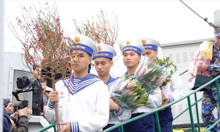 Cán bộ, chiến sĩ Tàu 634 mang mùa Xuân tới các đảo tiền tiêu. Ảnh: Châu Linh 