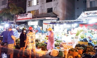 Hoạt động mua bán tự phát diễn ra rầm rộ bên ngoài chợ đầu mối Bình Ðiền. Ảnh: Uyên Phương