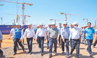 Thủ tướng Phạm Minh Chính kiểm tra tiến độ dự án sân bay Long Thành. Ảnh: VGP/Nhật Bắc