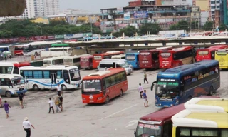Mặc dù vắng khách nhưng dịp Tết bến xe Hà Nội vẫn huy động hàng trăm lượt xe tăng cường đề phòng quá tải. Ảnh: T.Ðảng
