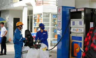 Theo các doanh nghiệp và chuyên gia, cần sớm giảm thuế phí với xăng dầu để hạ nhiệt đà tăng giá. Ảnh: Như Ý