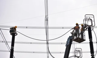 Công nhân vắt vẻo trên đỉnh cột