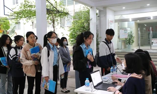 Thí sinh dự thi đánh giá năng lực của ĐH Quốc gia Hà Nội năm 2023 để lấy kết quả xét tuyển vào các trường ĐH. Ảnh: Diệp An