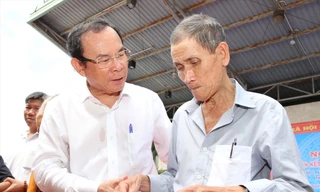 Bí thư Thành ủy TPHCM Nguyễn Văn Nên trao quà cho người dân xã Xuân Thới Thượng. Ảnh: NGÔ TÙNG