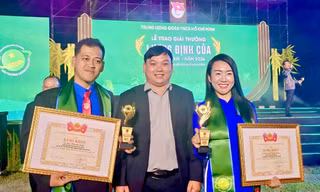Anh Lưu Hoàng Tuấn (bên trái) vinh dự nhận giải thưởng Lương Định Của năm 2024