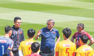 Đại sứ Nicolas Warnery cho biết HLV Philippe Troussier đã nghĩ về mục tiêu đưa Việt Nam tới World Cup 2026 từ khi còn dẫn dắt U19. Ảnh : VFF