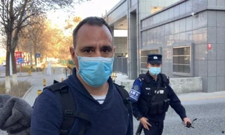 Mathias Bolinger, phóng viên hãng tin Ðức DW nói rằng anh bị một số người trẻ Trung Quốc làm phiền khi đưa tin đợt lũ lụt ở miền trung hồi tháng 7 vì nghĩ anh làm việc cho BBC. Ảnh: DW