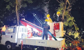 Công nhân HAPULICO kịp thời khắc phục sự cố mưa bão trong đêm