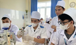 Sinh viên Trường CĐ Đặng Văn Ngữ trong tiết học kĩ thuật xét nghiệm. Ảnh: Diệp An