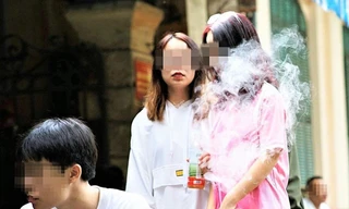Ngày càng nhiều học sinh hút thuốc lá điện tử. Ảnh: Hoàng Mạnh Thắng