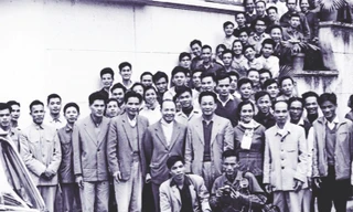 Nguyễn Thanh Dương, nguyên tác giả 4 kỳ báo viết về Trần Bình Lục, nguyên TBT báo Tiền Phong (bên phải đồng chí Trường Chinh) tại Tòa soạn báo Tiền Phong