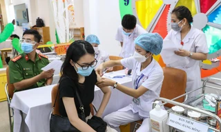 Tiêm vắc xin phòng COVID-19 cho người dân