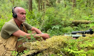 Ông Hempton ghi âm thanh trong rừng nhiệt đới Hoh, Mỹ 